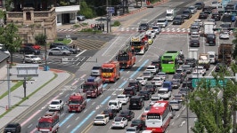 경찰차, 응급 이송 구급차 길 막아… 임산부와 태아 끝내 숨져 | 위키트리 경찰차, 응급 이송 구급차 길 막아… 임산부와 태아 끝내 숨져