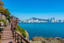 바다 앞에서 더 가까워지는 시간…데이트 명소로 손꼽히는 해안 데크길 8선 | 위키트리 바다 앞에서 더 가까워지는 시간…데이트 명소로... 