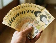 “모든 고등학교 졸업생에게…” 1인당 80만원 주겠다는 이 지역 | 위키트리 “모든 고등학교 졸업생에게…” 1인당 80만원 주겠다는 이 지역