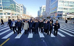 개방 약속했는데…기적처럼 12월 22일 뻥 뚫린 이 도로 | 위키트리 시장직 걸고 전면 개방 약속했는데…기적처럼 12월 22일 뻥 뚫린 이 도로