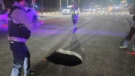 차량 3대 일부 파손… 군포 능안공원사거리서 깊이 1ｍ 싱크홀 발생 | 위키트리 차량 3대 일부 파손… 군포 능안공원사거리서 깊이 1ｍ 싱크홀... 