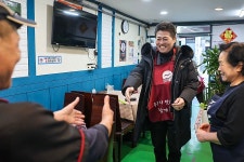 김정헌 중구청장, 운남근린공원 생태물놀이장 현장 점검 | 위키트리 김정헌 중구청장, 운남근린공원 생태물놀이장 현장 점검