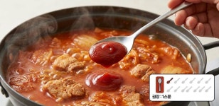 김치찌개 마지막에 이것 살짝만 뿌려보세요…맛보더니 가족들이 너무 놀래요 | 위키트리 김치찌개 마지막에 이것 살짝만 뿌려보세요... 