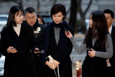 노소영 관장, 재산분할 파기환송심 첫 변론기일 출석…'미소 띈 채 묵묵부답' | 위키트리 노소영 관장, 재산분할 파기환송심 첫 변론기일 출석... 