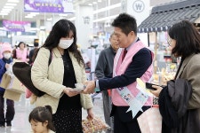 차에 개 매달고 끌고다니는 유괴범 영상 | 위키트리 차에 개 매달고 끌고다니는 유괴범 영상 