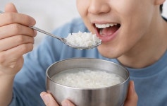 다들 몰랐다…밥을 물에 말아 먹으면 안 되는 이유, 알고 보니 | 위키트리 다들 몰랐다…밥을 물에 말아 먹으면 안 되는 이유, 알고 보니  