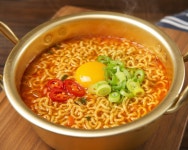 라면 끓일 때 꼭 이것 넣으세요...죄책감 반이나 줄어듭니다 | 위키트리 라면 끓일 때 꼭 이것 넣으세요...죄책감 반이나 줄어듭니다 