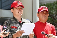 '순직 해병' 채 상병 어머니 “어떻게 믿고 자식을 군대에 보내겠나” | 위키트리 '순직 해병' 채 상병 어머니 “어떻게 믿고 자식을 군대에... 
