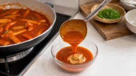 떡볶이에 냉장고 속 이것 한 스푼 넣었더니…분식집 사장님도 감칠맛에 감탄합니다 | 위키트리 떡볶이에 냉장고 속 이것 한 스푼 넣었더니... 