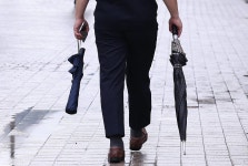 하루 5억 원어치 쓸어갔다…폭염·폭우에 편의점서 불티난 ‘이것’ | 위키트리 하루 5억 원어치 쓸어갔다…폭염·폭우에 편의점서 불티난 ‘이것’