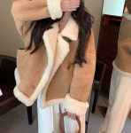 더블제이 FW 신상 아우터 코디 세일/ 베이지 브라운 스웨이드 양털 안감 카라 무스탕 자켓/ 여친룩 주말룩 클럽룩 강남 클래식 힙한 트렌디한... 