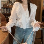 루루홀릭 브이넥 셔링 프릴 디테일 버튼 셔츠 AG114541