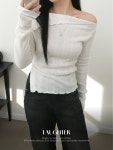 래프터 [데이트/국내고퀄] 물결 오프숄더 티 2Color