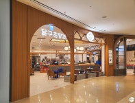 인테리어가 쉬워지는 방법, 집닥 뉴트로풍의 클래식한 세련됨을 보여주는 베이커리/카페입니다