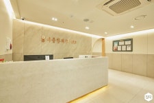 인테리어가 쉬워지는 방법, 집닥 편안함이 느껴지는 내추럴한 우드+베이지톤의 한의원 인테리어