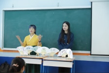 활동 - [찾아가는 K-컬처] 응우엔짜티오고등학교 학생들에게 한국 캘리그라피와 전통 수제도장 만들기 수업 운영 | 국제문화홍보정책실... 