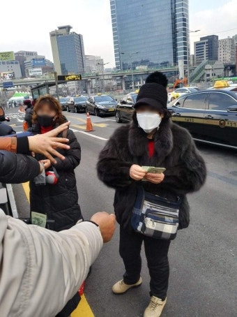 실시간 서울역에서 돈뿌린데 - 자유게시판 - 코인판 실시간 서울역에서  돈뿌린데 - 자유게시판 - 코인판