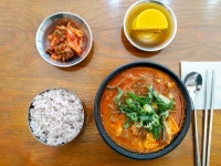 北村ソンマンドゥ 弘益大学校店｜弘大(ソウル)のグルメ・レストラン｜韓国旅行「コネスト」 北村ソンマンドゥ 弘益大学校店｜弘大(ソウル)... 