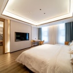 이닝 호텔 원 사이드 오브 더 윌더니스 호텔 - 스카이스캐너