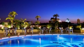 泡ドリンク&肉料理を絶景と共に　プールサイドで楽しむ大人のビアガーデン | ORICON NEWS 泡ドリンク&肉料理を絶景と共に... 