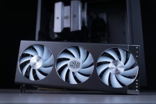 Cooler Master의 커스텀 GeForce RTX 5080은 4슬롯 거대 제품으로, 교체 가능한 3중 팬 디자인이 적용되었습니다. > 뉴스/신제품 | 쿨엔조이