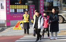 연말 초등학교현장방문(온천초등학교) : (전체) 의회소개 > 열린의장실 > 의장동정 | 부산시의회