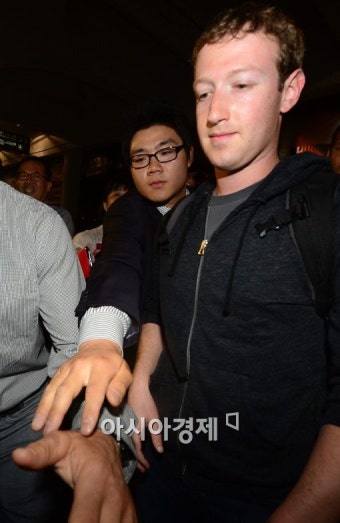 [포토]마크 저커버그, 박근혜 대통령 만나 무슨 이야기 나눌까 - 아시아경제 [포토]마크 저커버그, 박근혜 대통령 만나 무슨 이야기 나눌까