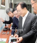 [포토]함평해보농공단지 제품 살펴보는 박준영 전남지사 - 아시아경제