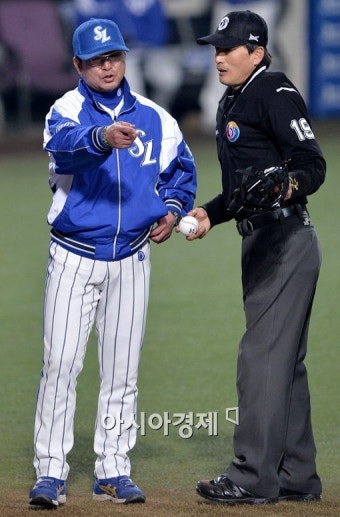 [포토]류중일 감독,'내가 봤을땐 아웃이 아니야!' - 아시아경제
