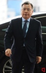 박영수 특검에 물병 던진 朴 지지자, 구속영장 기각