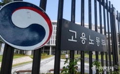 청년의 손으로 일자리정책 개선…고용부, 청년고용정책참여단 발족 - 아시아경제 청년의 손으로 일자리정책 개선…고용부... 