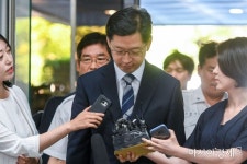 [포토] 포토라인 확인하는 김경수 경남도지사 - 아시아경제