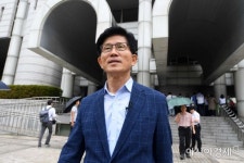 에프디에이아시아경기지사 | [포토]박근혜 2심 결과 들은 김문수 전 경기도지사 표정 - 아시아경제