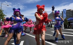 [포토] 섹시한 캣우먼의 퍼레이드 - 아시아경제