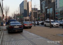 자동차 대리점 앞, 장애인들 들고 일어난 까닭은 - 아시아경제