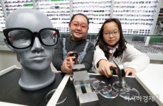 [포토]망치로 때려도 튼튼한 안경 렌즈 - 아시아경제