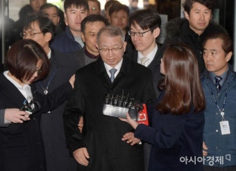 양승태 구속심사 출석…포토라인 또 '패싱' - 아시아경제 양승태 구속심사 출석…포토라인 또 '패싱'