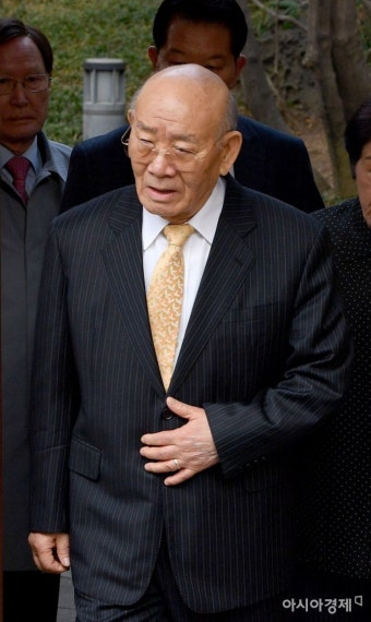 내일 전두환 전 대통령 재판서 증인신문… ‘헬기사격 증언 조비오’ 명예훼손 혐의 - 아시아경제 내일 전두환 전 대통령 재판서 증인신문...