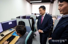 [포토] 관광벤처보육센터 입주사 찾은 박양우 장관 - 아시아경제