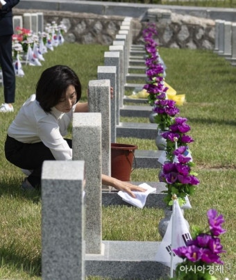 [포토] 현충원 찾은 나경원 원내대표 - 아시아경제 [포토] 현충원 찾은 나경원 원내대표