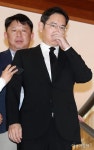 [포토]안경 고쳐쓰는 이재용 삼성전자 부회장 - 아시아경제