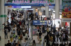 인천공항 화장실 천장 뚫고 밀입국 시도 외국인 3명 붙잡혀 - 아시아경제