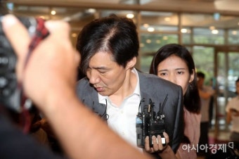 [포토]조국 법무부 장관 후보자 출근길 - 아시아경제 [포토]조국 법무부 장관 후보자 출근길