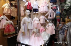 [포토] 시장에 가면 고운 한복이 - 아시아경제 [포토] 시장에 가면 고운 한복이