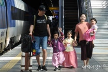 [포토] 고운 한복 차림의 귀성길 - 아시아경제