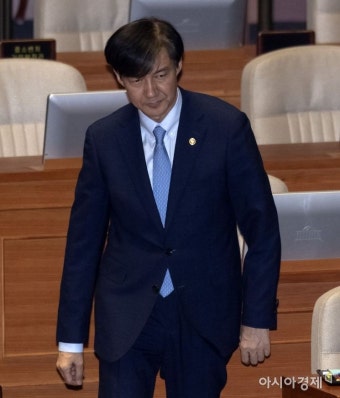 [포토] 굳은 표정의 조국 법무부 장관 - 아시아경제 [포토] 굳은 표정의 조국 법무부 장관