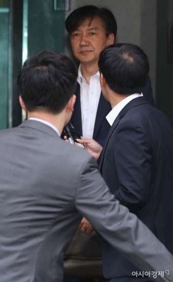 [포토]출근하는 조국 장관 - 아시아경제 [포토]출근하는 조국 장관