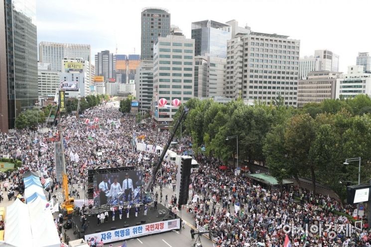 조국 사면 결정에 따른 여야 공방, 국민 의견과 논란 예상