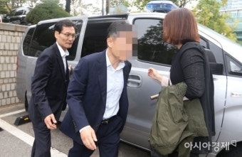 [포토]호송차에서 내리는 '버닝썬 경찰총장' 윤 총경 - 아시아경제 [포토]호송차에서 내리는 '버닝썬 경찰총장' 윤 총경  - 아시아경제