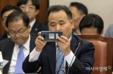 [포토] 국감장 찍는 김광현 창진원장 - 아시아경제